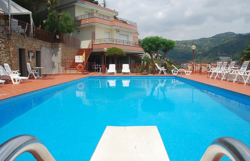 Residence Green Park Ventimiglia Exterior foto