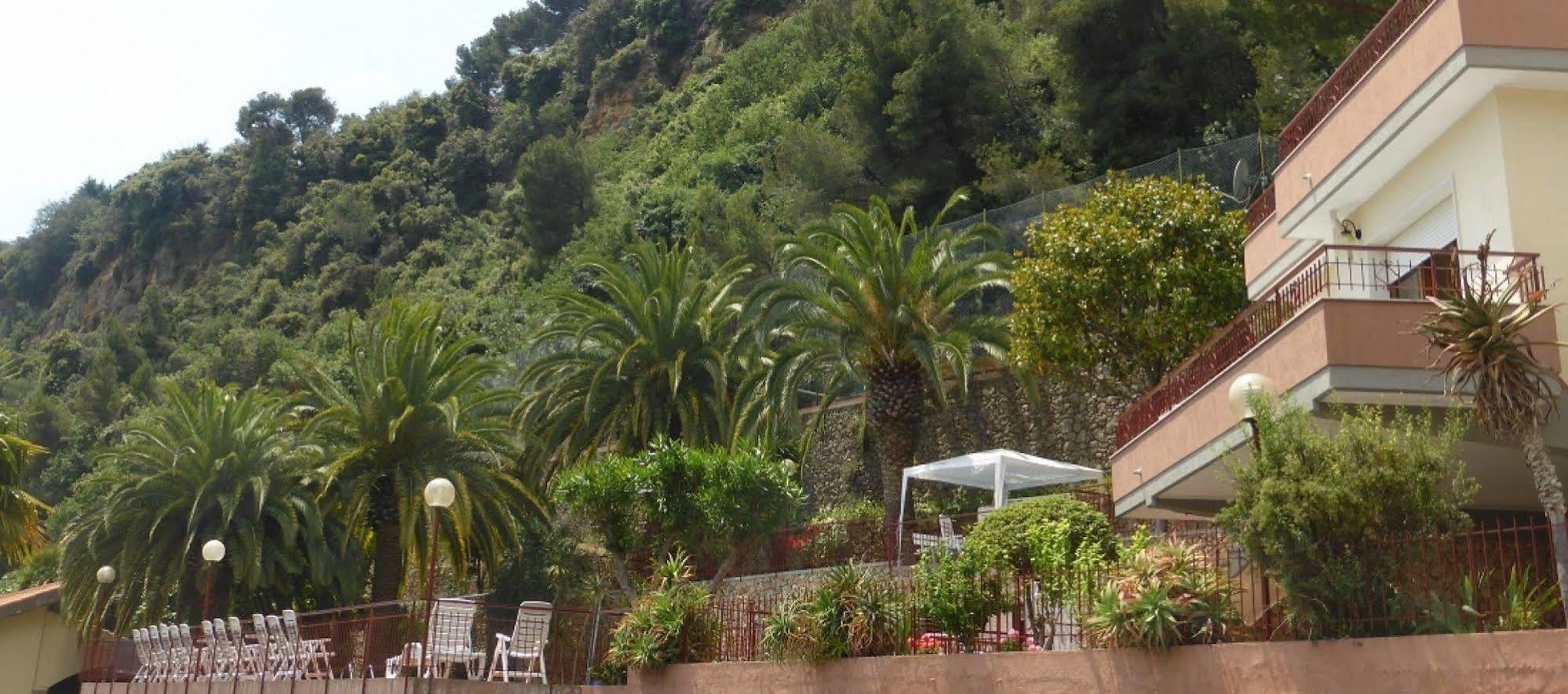Residence Green Park Ventimiglia Exterior foto